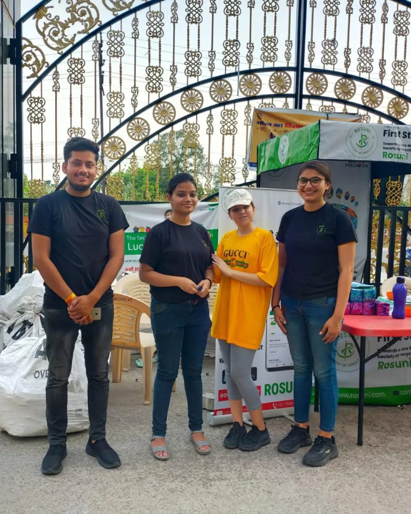 ROSUNI Team at Housing Society Gate